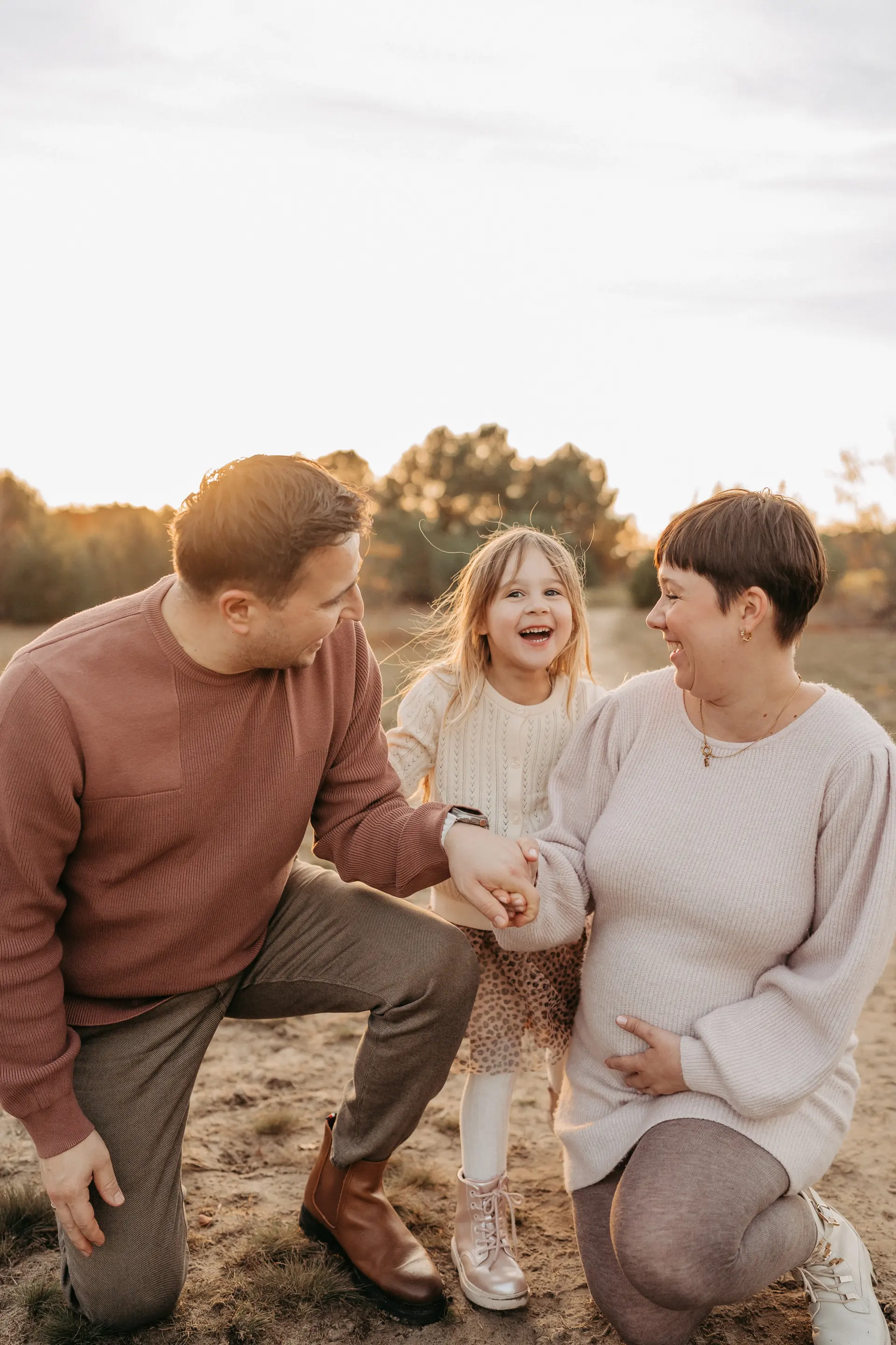Eine glückliche Familie in der Natur während einem Familien Shooting in Berlin