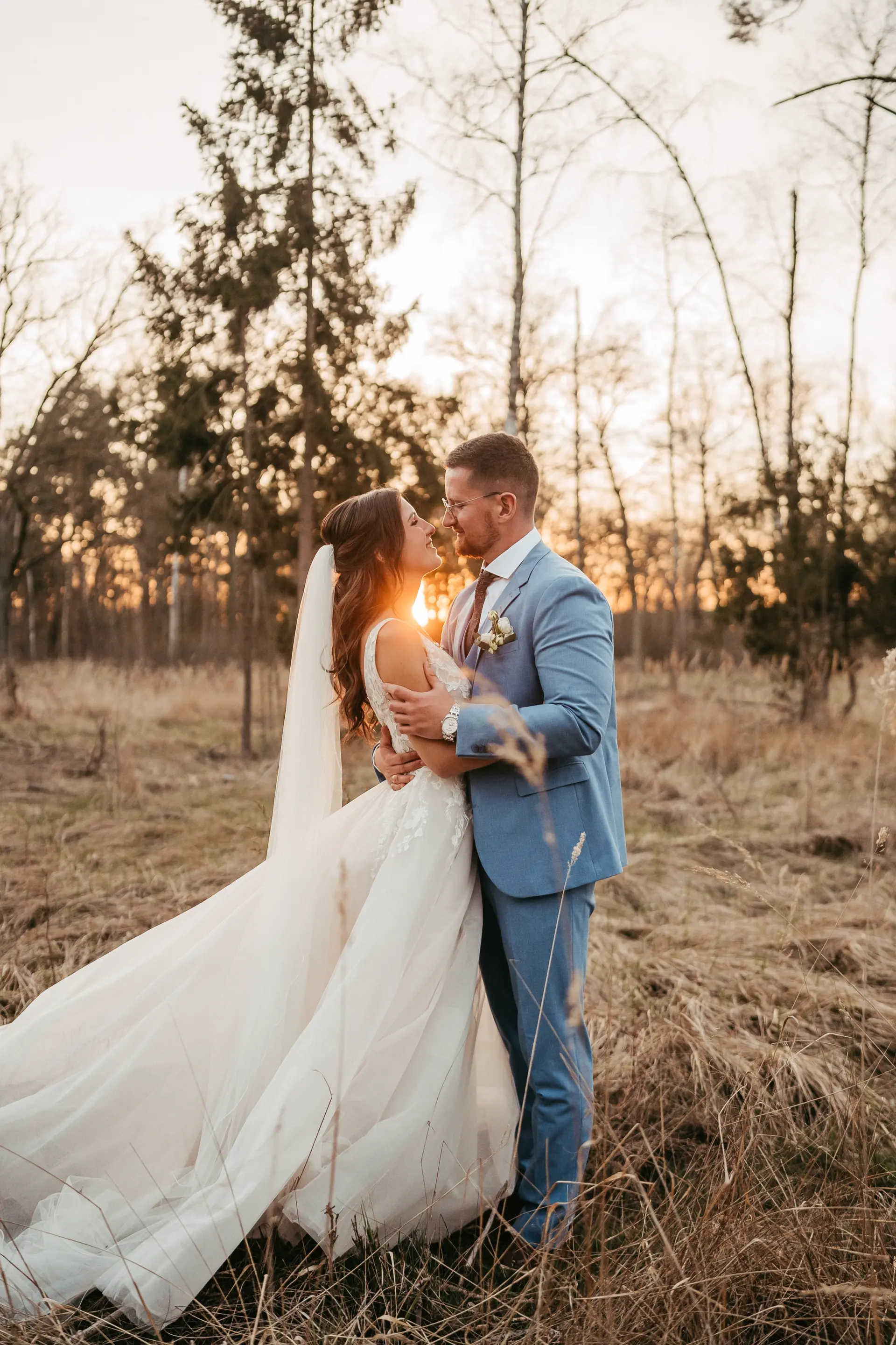 Ein Brautpaar wird von einem Hochzeitsfotograf in Berlin aufgenommen.