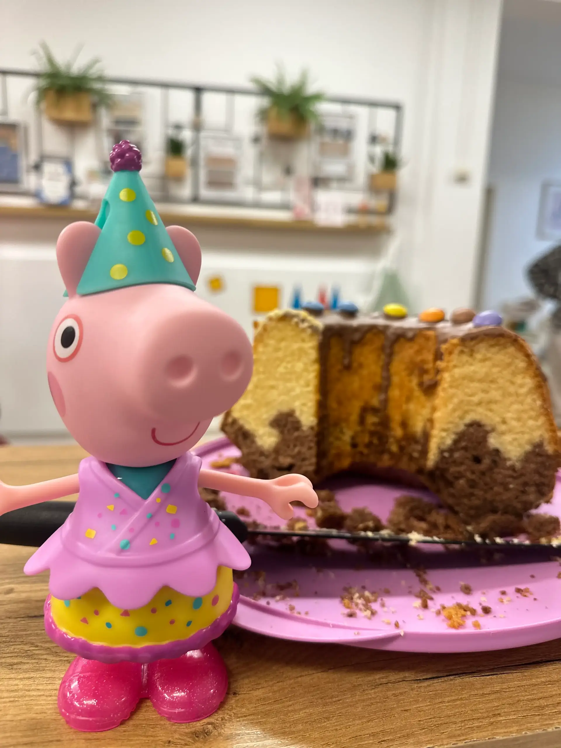 Angeschnittener Geburtstagskuchen mit Peppa Pig Figur