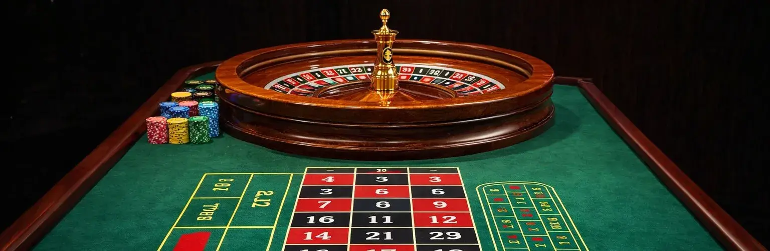 Roulette-Tisch mit Spielfeld und Roulette-Rad von oben bei einem mobilen Casino-Event von Rent-A-Casino