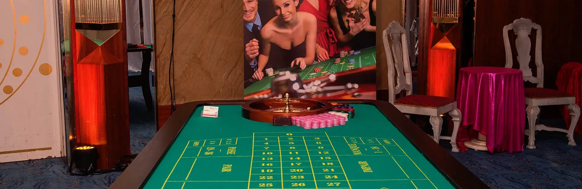 Black-Jack-Tisch mit Karten und Chips – hochwertiger Spieltisch mieten bei Rent-A-Casino