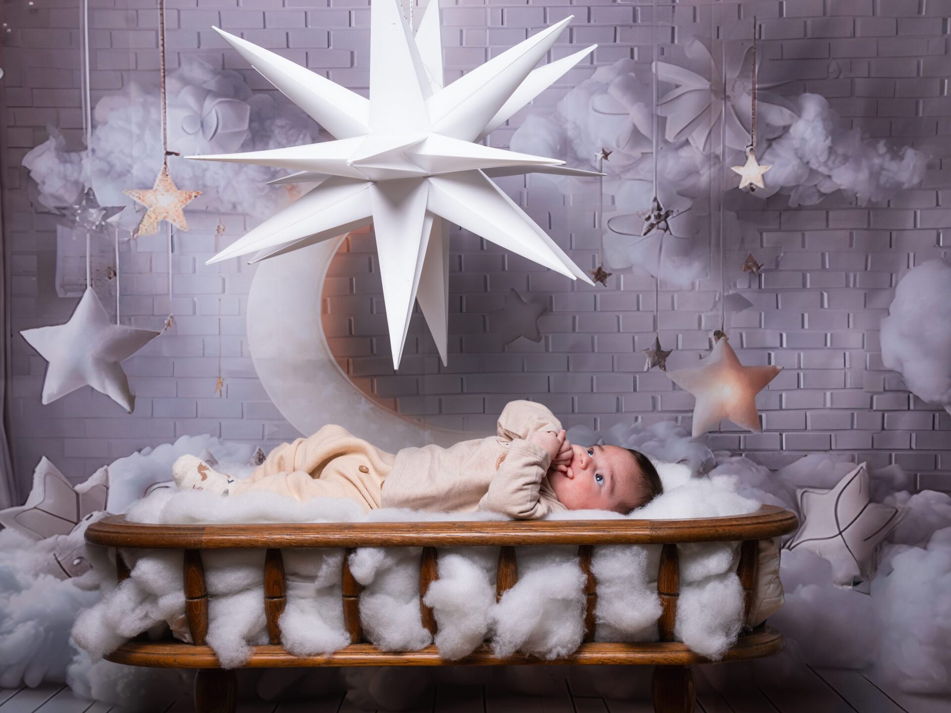 Kreative Babyfotografie und Neugeborenen-Fotoshooting im Studio in Berlin Germany