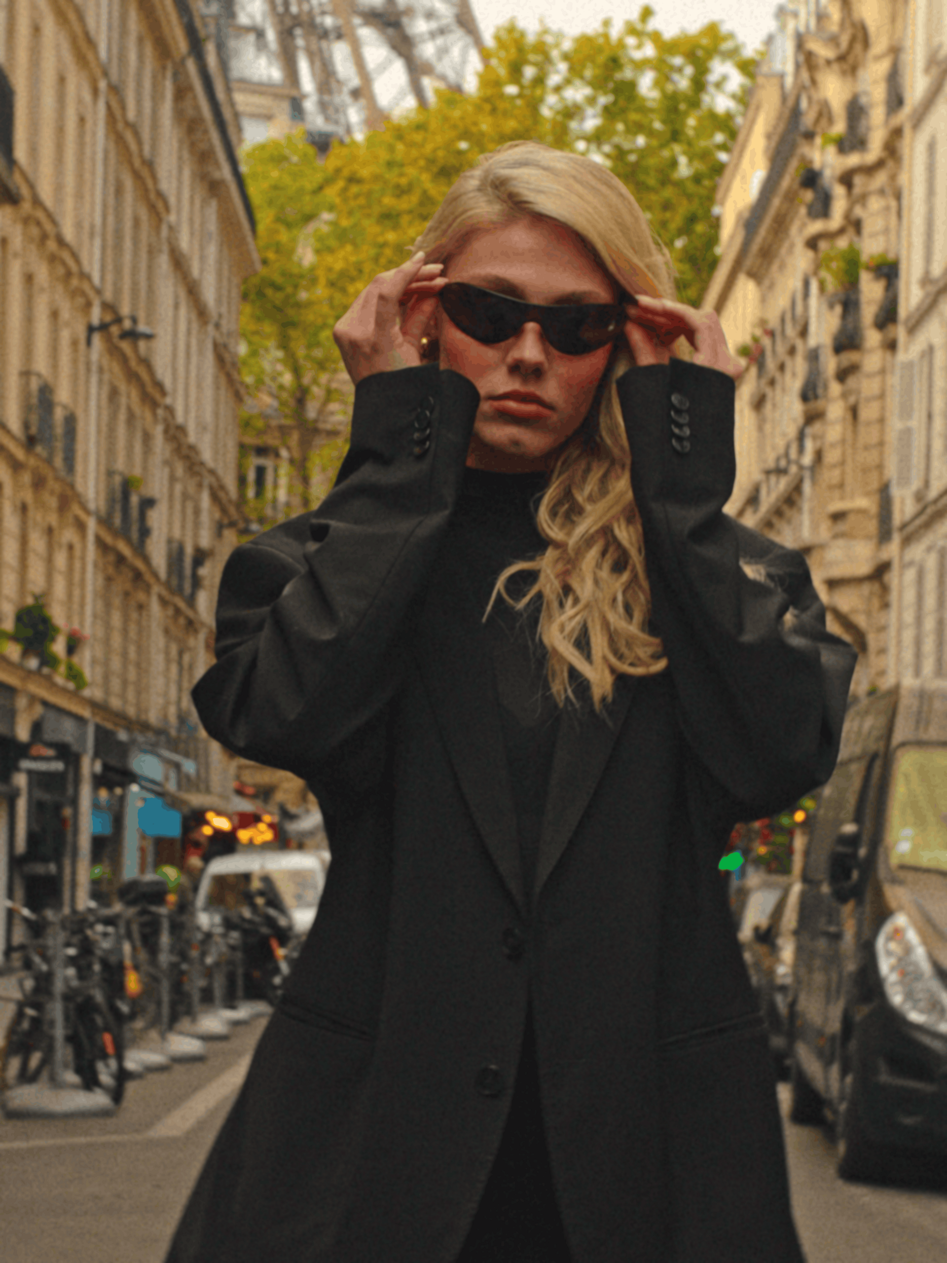 Standbild aus dem Fashion Editorial mit Dani Djokic