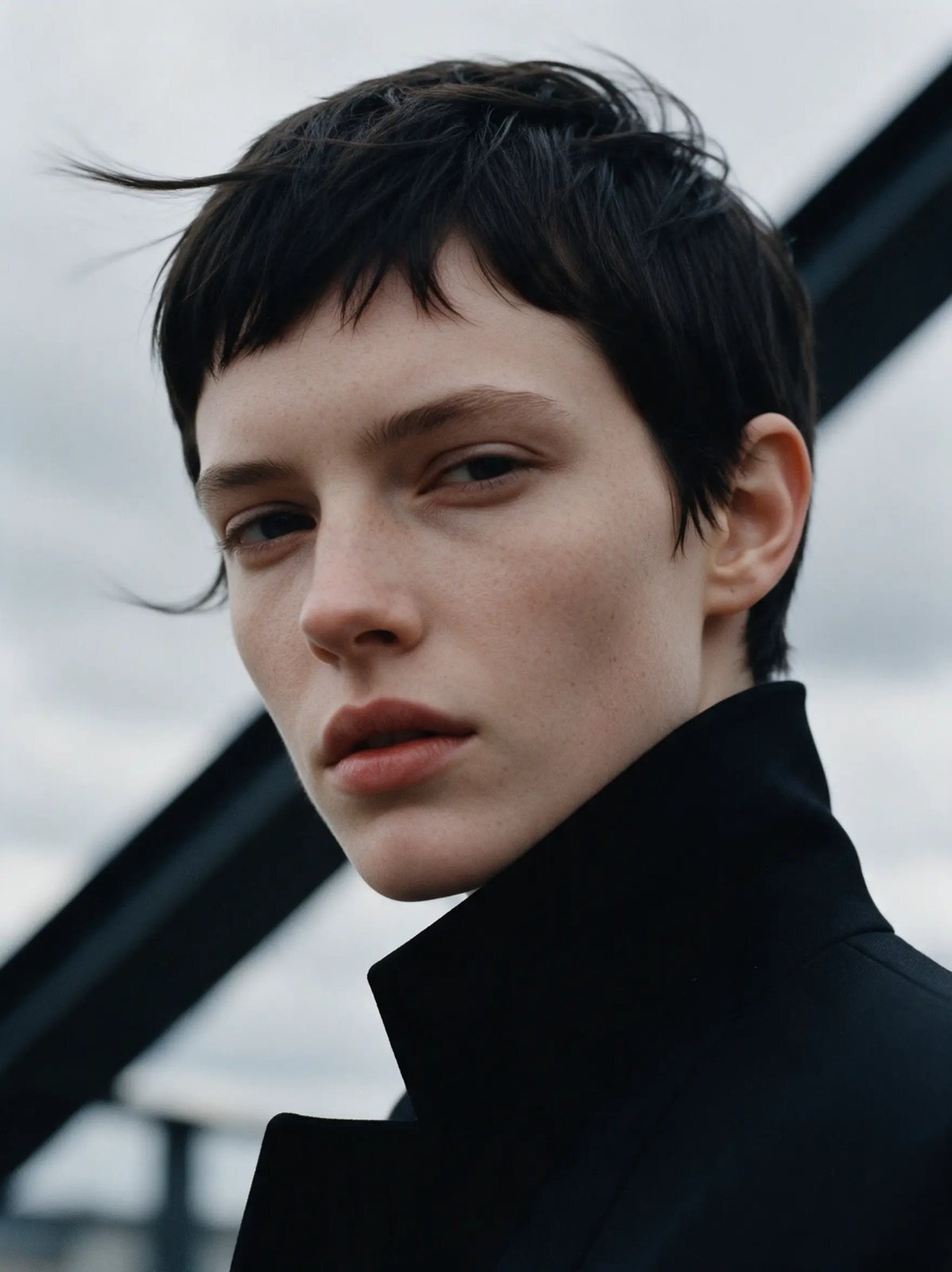 Porträt eines androgynen Models mit hohem schwarzem Kragen