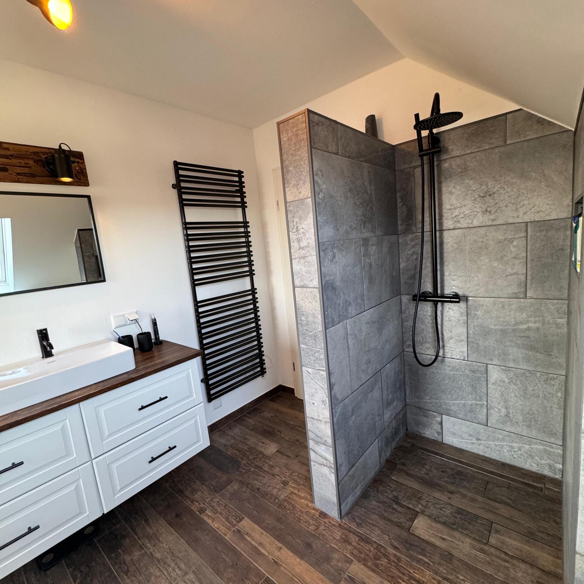 Neues Wohlfühlbad mit großer Dusche, Waschtisch und viel Stauraum