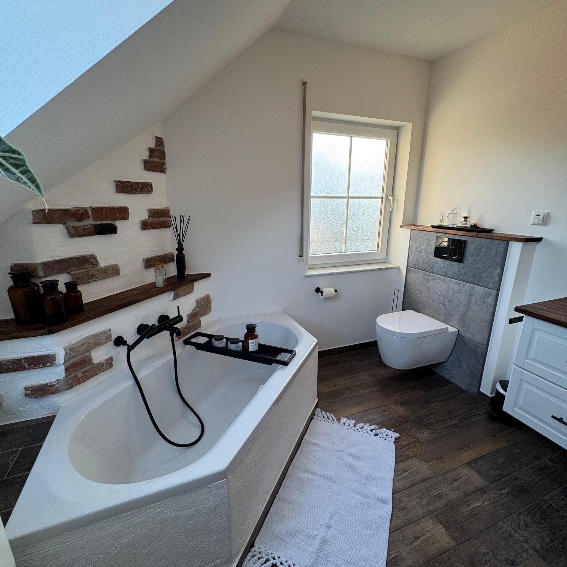 Neues Badezimmer mit moderner Sanitärtechnik und komfortabler Ausstattung