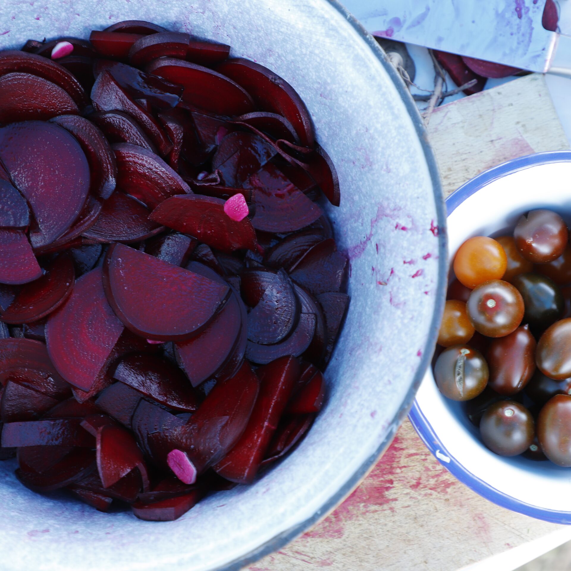 Rote Beete geschnitten + Tomaten