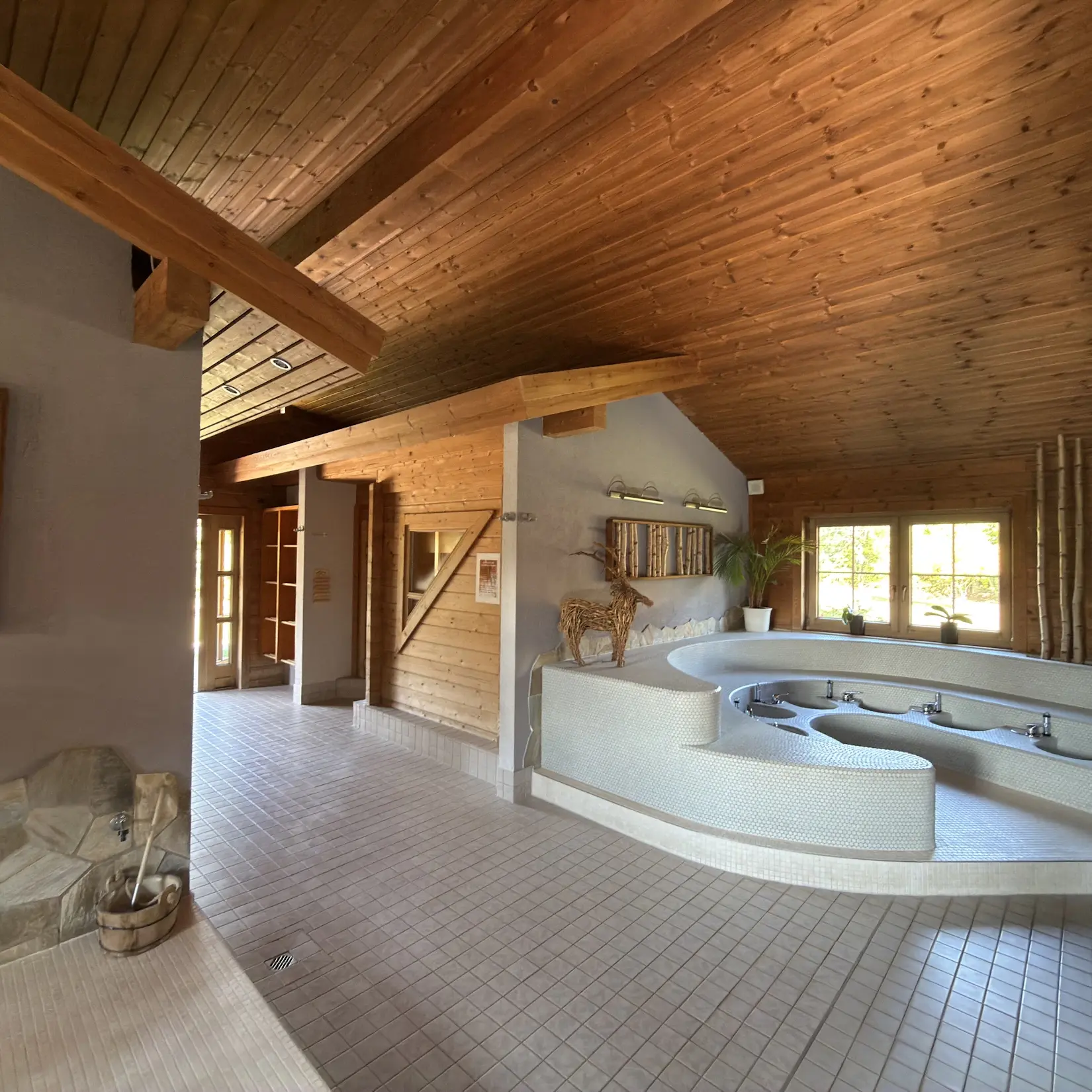 Fußbad, Tauchbecken, Sanarium und Kräuter-Sauna