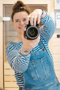 Business Fotografie Angie Hagedorn hält lachend ihre Kamera