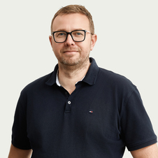 Luftaufnahme mehrerer Mehrfamilienhäuser der WBG Treptow Nord mit Mieterstrom-PV-Anlagen darauf