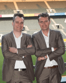 Zwei Männer in Anzügen im Stadion – Rent-A-Casino Geschäftsführer