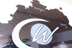 Kartenausschnitt mit Hamburg und Berlin, Logo mit W