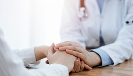 Zwei Menschen die sich ihre Hände halten