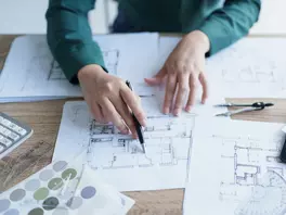 Architekt entwickelt Plan auf Tisch