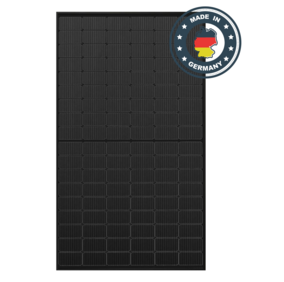 German-made PV-Module vor grauem Hintergrund