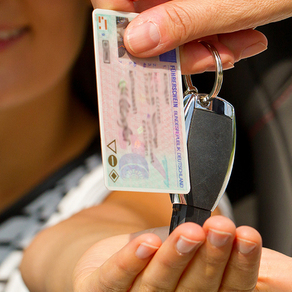 Führerschein und Autoschlüssel nach erfolgreich bestandener Fahrprüfung
