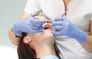 Eine Frau während der Zahnbehandlung