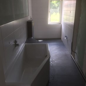 Bad mit Badewanne (1 Fach) + begehbare Dusche