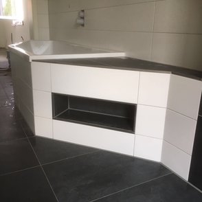 Bad mit Badewanne (1 Fach) + begehbare Dusche