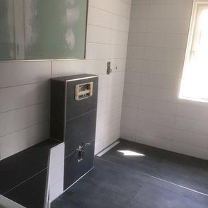 Bad mit Badewanne (1 Fach) + begehbare Dusche