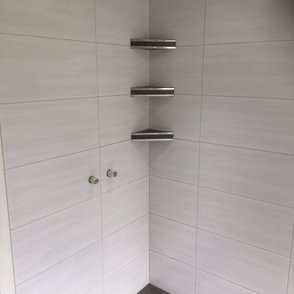 Bad mit Badewanne + begehbare Dusche (3 Fächer)