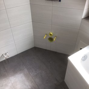 Bad mit Badewanne + begehbare Dusche (3 Fächer)