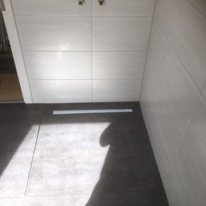 Bad mit Badewanne + begehbare Dusche (3 Fächer)