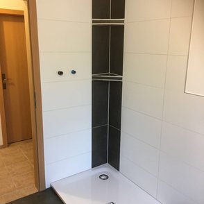 Bad mit Dusche (3 Fächer)
