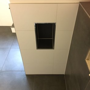 Bad mit Dusche (3 Fächer)