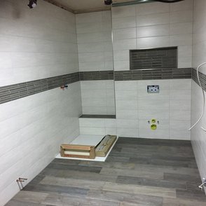 Bad (Wandfach) mit Dusche (Sitz)