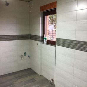 Bad (Wandfach) mit Dusche (Sitz)