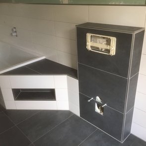 Bad mit Badewanne (1 Fach) + begehbare Dusche