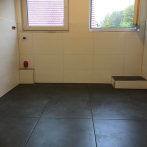 Bad mit Dusche (3 Fächer)