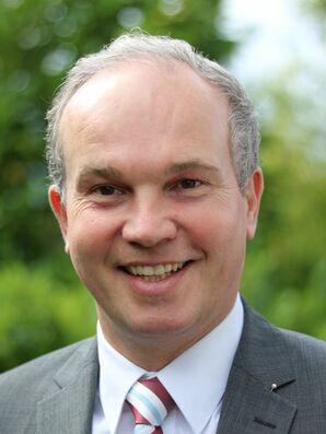 Martin Rothmund Dipl.-Ing. Architekt , TU Stuttgart Dipl.-Immobilienökonom (ADI), Akademie der Immobilienwirtschaft Stuttgart Zertifizierter Sachverständiger für Immobilienbewertung nach DIN EN ISO/IEC 17024 Zertifizierter Passivhausplaner (CEPH) Energie-Effizienz-Experte (dena) Ehrenamtlicher Gutachter im gemeinsamen Gutachterausschuss „Westlicher Landkreis Ravensburg“ Unabhängiger Immobilienberater