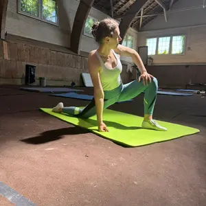 Dehnübung auf Sportmatte in Halle