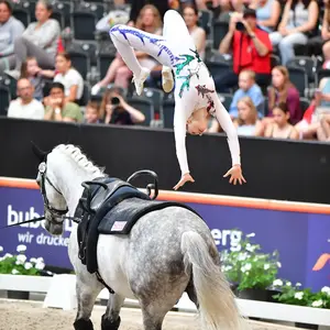 Mona Pavetic Flugeinlage auf dem Pferd vor Publikum
