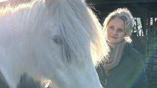 Silke Klapdor begegnet weißem Pferd