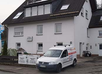 Ein Firmenwagen fährt vom Firmengelände von Frank Sauer Elektroinstallation