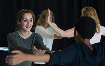 PEM Stress Ambulanz, Inka Butz erklärt eine Übung zur Stressbewältigung