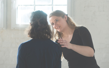 PEM Stress Ambulanz, Inka Butz erklärt eine Übung zur Stressbewältigung