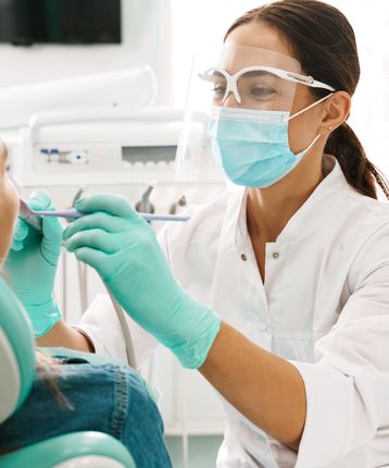 Eine zahnmedizinische Fachangestellte behandelt eine Kundin