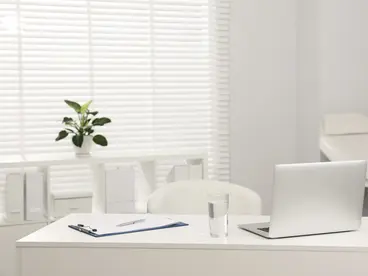 Sprechzimmer mit Tisch und Laptop