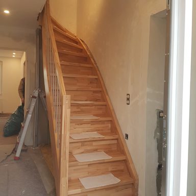 Vollholztreppe / Buche mit Setzstufen