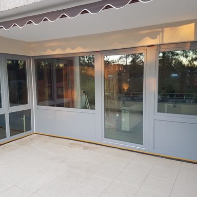 gekoppelte Fensteranlage auf Dachterrasse