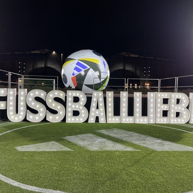 Leuchtbuchstaben zur Präsentation WM / EM