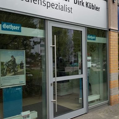 Erneuerung Alu – Tür in vorhandener Fassade