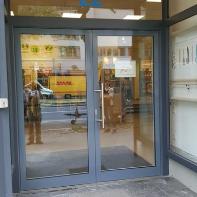 2 farbige Alu-Tür, OXFAM Rheinstr. 22