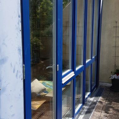 Holzfenster in Sonderfarbe