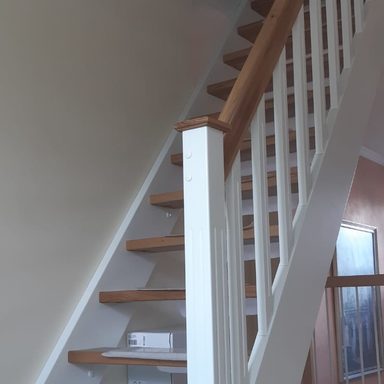 Vollholtreppe / weiß mit Eiche- Stufen