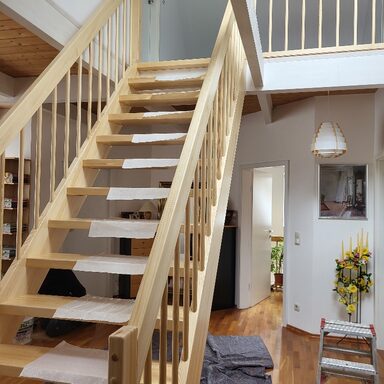 gerade Treppe aus Kiefernholz